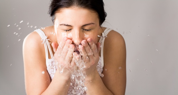 Cara Merawat Wajah Berjerawat dengan cuci muka
